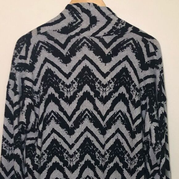 😊 3/$30
NWT 1X Long Knit Cardigan by Brittany Black grey/black chevron pattern - Picture 4 of 13